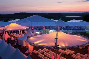 Event: Location eines Jubiläums im Abendlicht