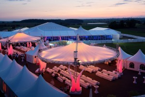 Event: Location eines Jubiläums im Abendlicht. Wir als Eventagentur waren für die Full-Service-Organisation zuständig.