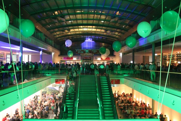 Event: Foyer einer Messehalle bei einer Hausmesse. Wir als Eventagentur waren für die Full-Service-Organisation zuständig.
