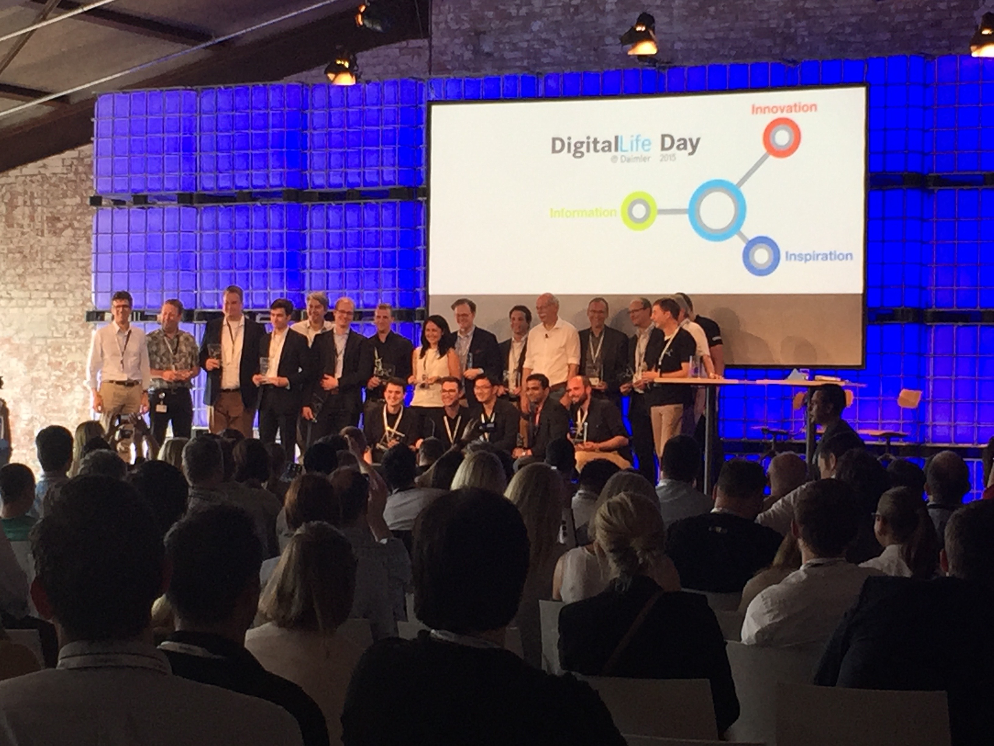 Teilnehmer des Digital Life Day auf Bühne im Kongresssaal